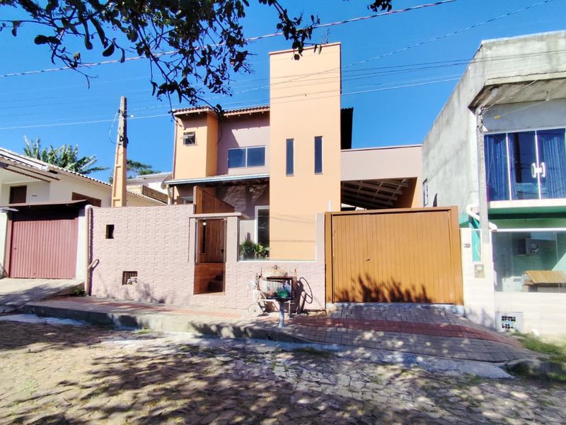 Casa à venda com 2 dormitórios, 1 banheiro, 1 vaga de garagem e 153m² de área privativa no bairro Pinheirinho